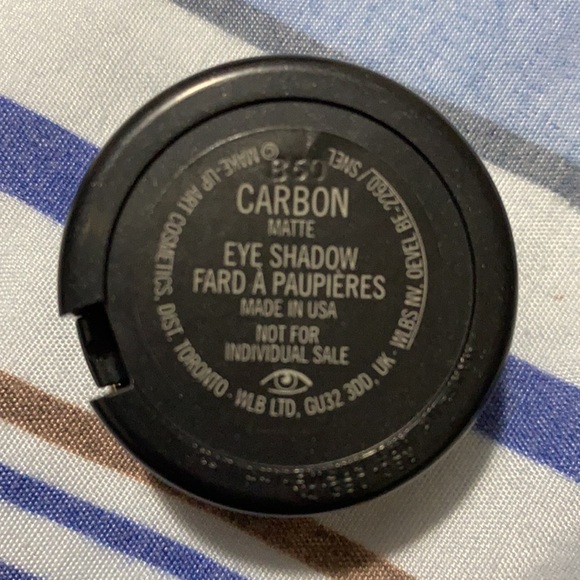 Mac eyeshadow in carbon matte - Picture 3 of 3